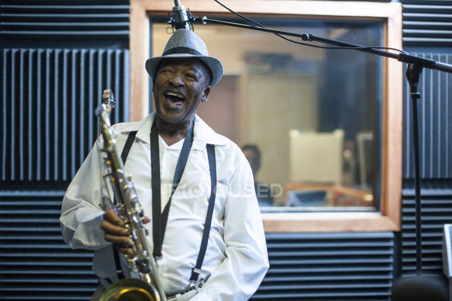 Cape Town, Afrique du Sud homme avec saxophone en studio d'enregistrement — Photo de stock