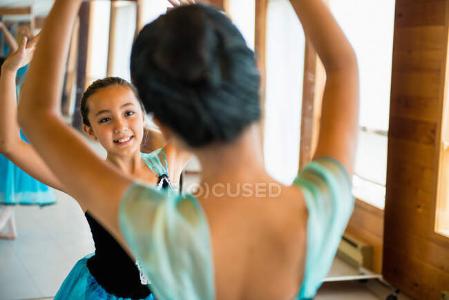 Bailarinas praticando em estúdio de dança — Fotografia de Stock