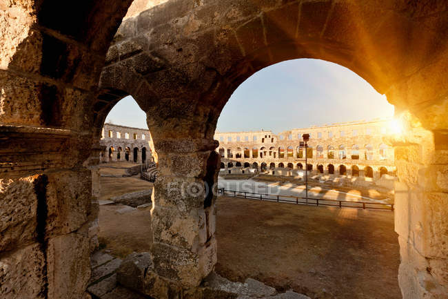 Antike Ruinen der Arena bei Sonnenuntergang, Kroatien — Stockfoto