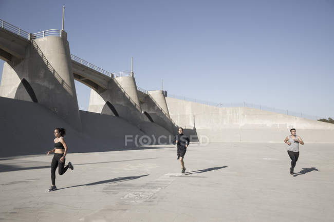 Atletas jogging, Van Nuys, Califórnia, EUA — Fotografia de Stock