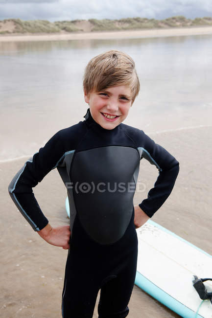 Retrato de jovem surfista na praia — Fotografia de Stock