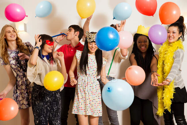 Freunde auf einer Party mit Luftballons, Studioaufnahme — Stockfoto