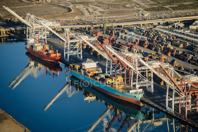 Vista aérea del puerto de envío, Los Ángeles, California, EE.UU. - foto de stock