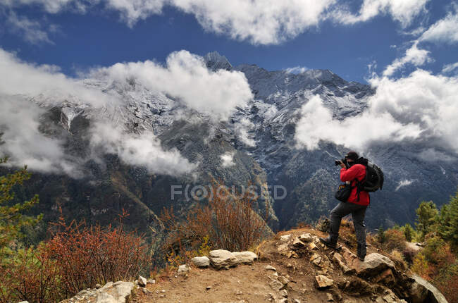 Fotógrafo en el Himalaya camino de Namche Bazaar a Tengboche, Nepal - foto de stock