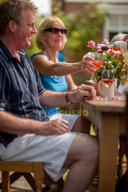 Casal tendo vinho juntos ao ar livre — Fotografia de Stock