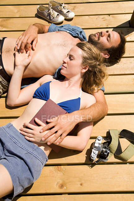Пара насолоджується відпочинком на березі озера — стокове фото