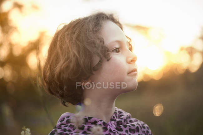Retrato de menina vestindo animal impressão com capuz topo de distância — Fotografia de Stock