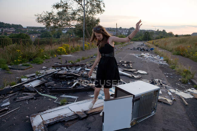 Adolescente chica de pie en la pila de basura - foto de stock