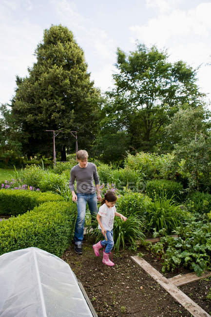 Padre e figlia giardinaggio insieme — Foto stock