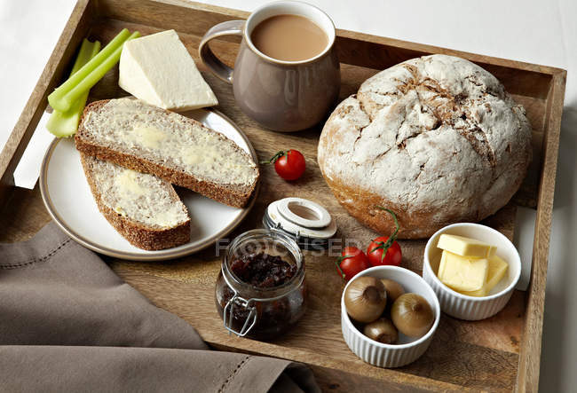 Bandeja de pan, mermelada y café - foto de stock