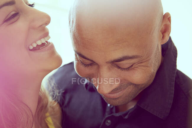Close up de mulher e namorado rindo — Fotografia de Stock