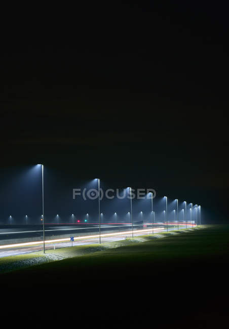Ночная съёмка новой дороги, построенной на суше, восстановленной с моря, гавань Роттердама, Масвлакте, Роттердам, Нидерланды — стоковое фото