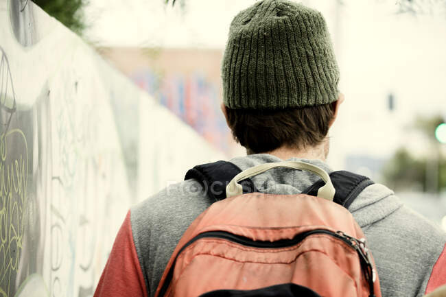 Man wearing beanie hat and backpack — Stock Photo
