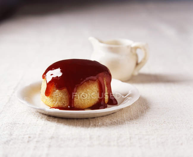 Marmeladenkuchen mit Krug Sahne — Stockfoto