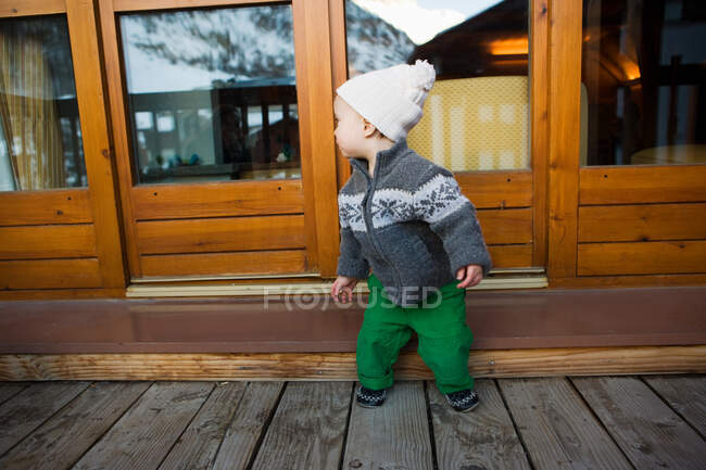 Хлопчик зовні дерев'яний шале — стокове фото