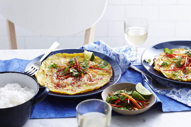 Вьетнамский омлет с креветками и салат на столе — стоковое фото