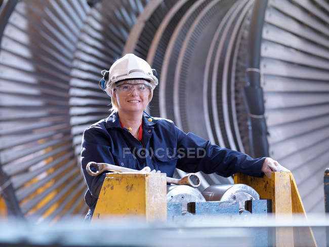 Ingénieur femelle avec turbine — Photo de stock