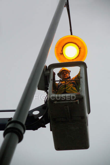 Eletricista para iluminação pública — Fotografia de Stock