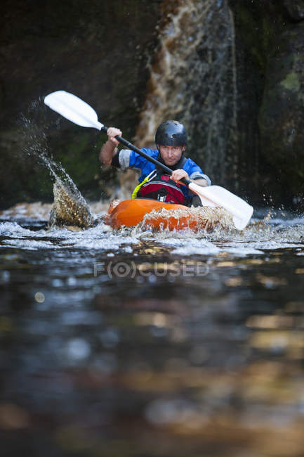 Mitte erwachsener Mann Kajakfahren auf Fluss — Stockfoto