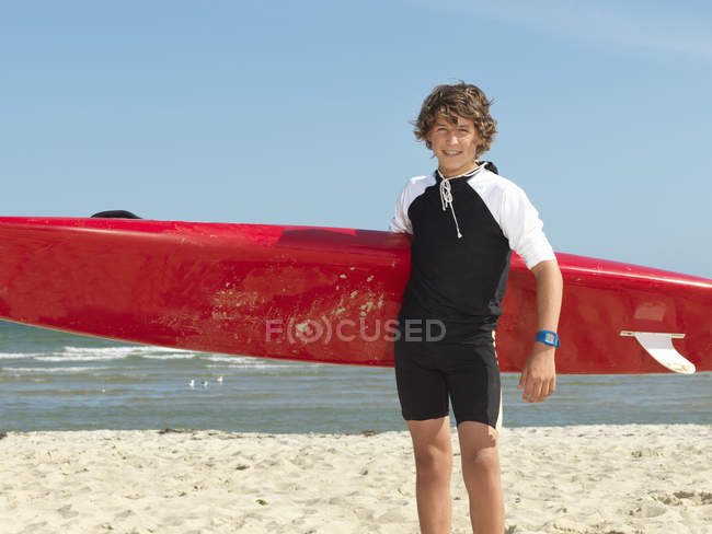 Portrait de l'adolescent garçon nipper (sauveteur de vie de surf enfant) avec planche de surf, Altona, Melbourne, Australie — Photo de stock