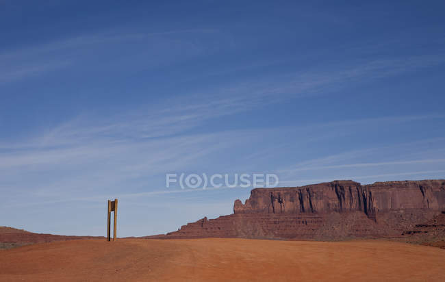 Vista panorámica del Monument Valley Tribal Park en la luz del sol, Navajo, Arizona, EE.UU. - foto de stock