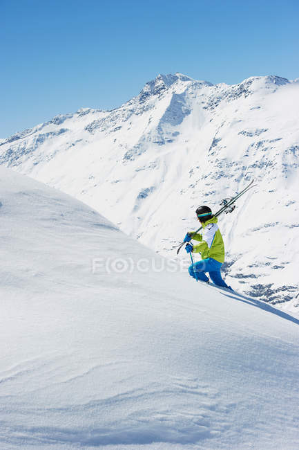 Esqui andando na montanha com esquis — Fotografia de Stock