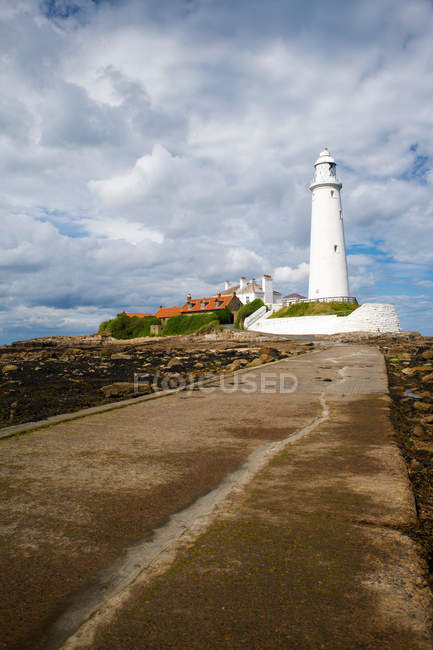 Lighthouse із видом на узбережжя — стокове фото
