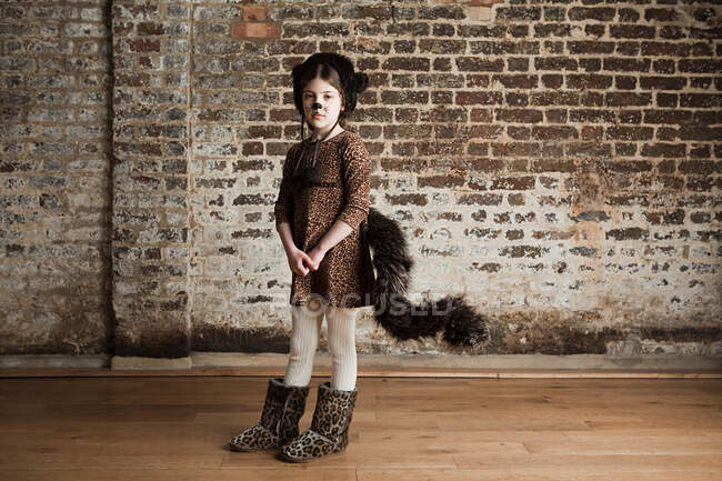 Chica joven vestida como gato - foto de stock