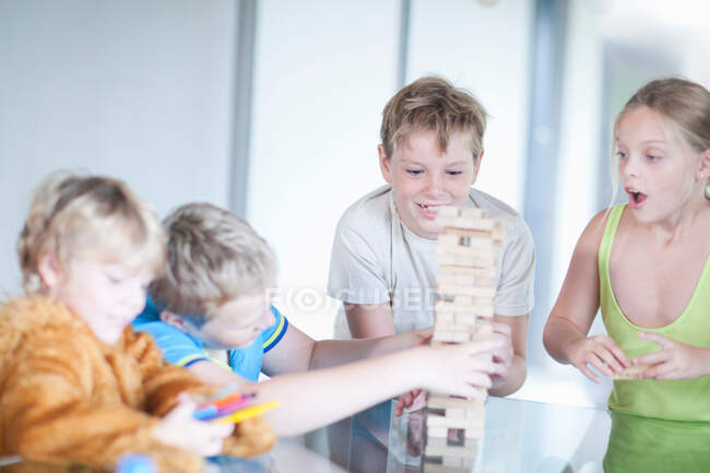 Niños jugando bloques de madera - foto de stock