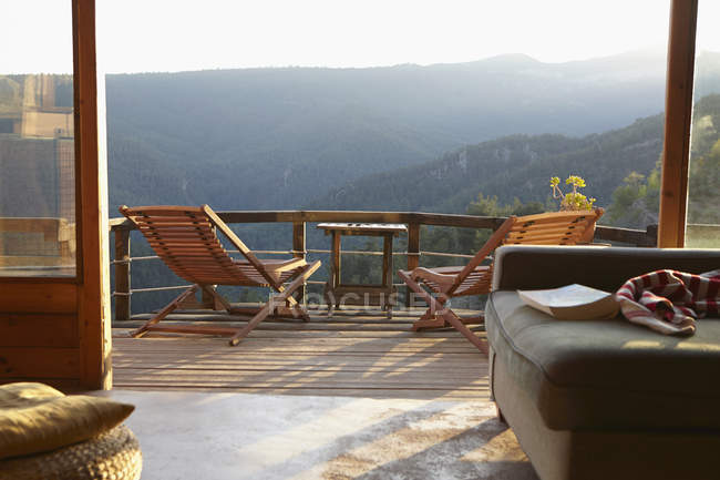 Вид з вітальні на освітлений сонцем сільський балкон — стокове фото
