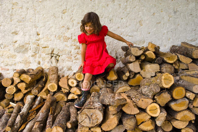 A girl climbing on logs — Stock Photo