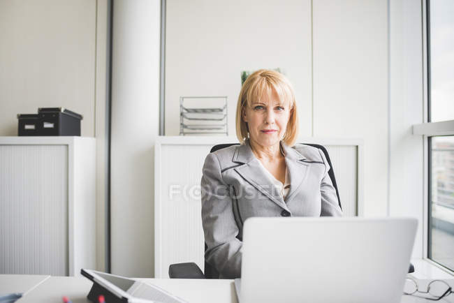 Ritratto di donna d'affari matura alla scrivania dell'ufficio — Foto stock