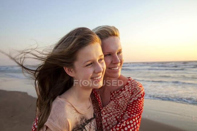 Mother and daughter looking into distance — Stock Photo