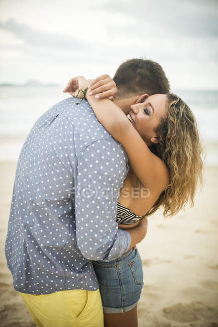 Молоді романтична пара обіймати, пляжу Іпанема, Ріо-де-Жанейро, Бразилія — стокове фото