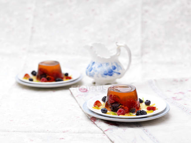 Dessert di gelatina di frutta con bacche fresche sul piatto — Foto stock