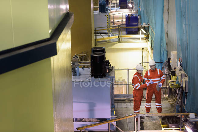 Trabajadores en central hidroeléctrica - foto de stock