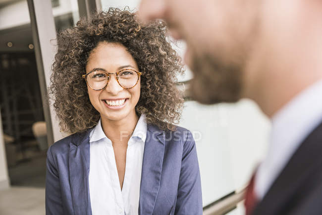 Businesswoman and businessman outside office — Stock Photo