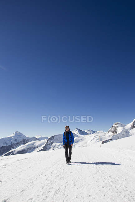 Male hiker hiking in snow covered landscape, Jungfrauchjoch, Grindelwald, Switzerland — Stock Photo