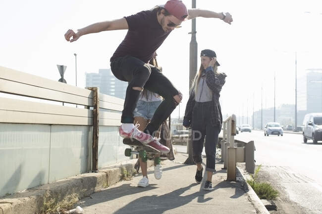 Skateboarder laufen und skateboarden gemeinsam auf der Straße, Budapest, Ungarn — Stockfoto