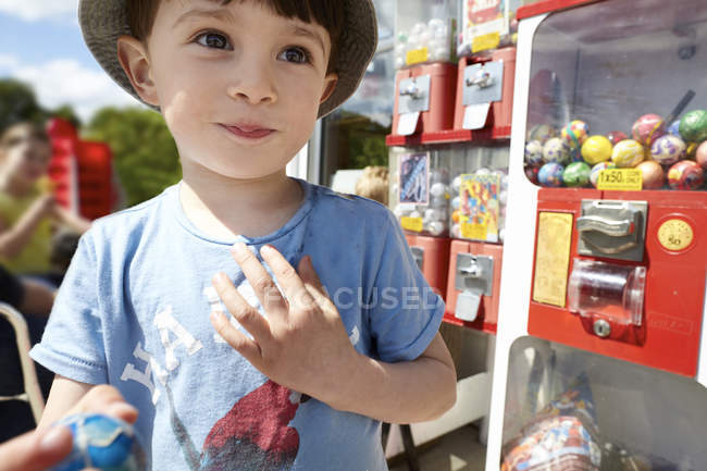 Menino feliz ao lado da máquina de goma — Fotografia de Stock