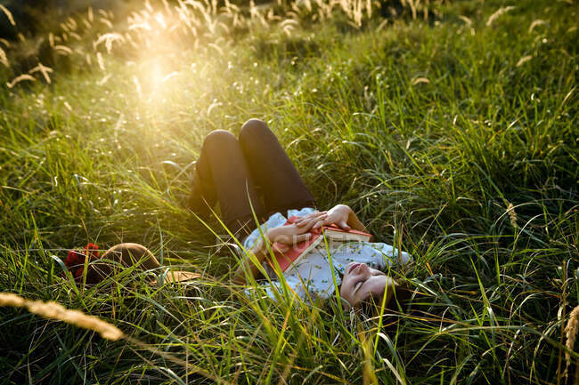 Женщина спит в траве — стоковое фото