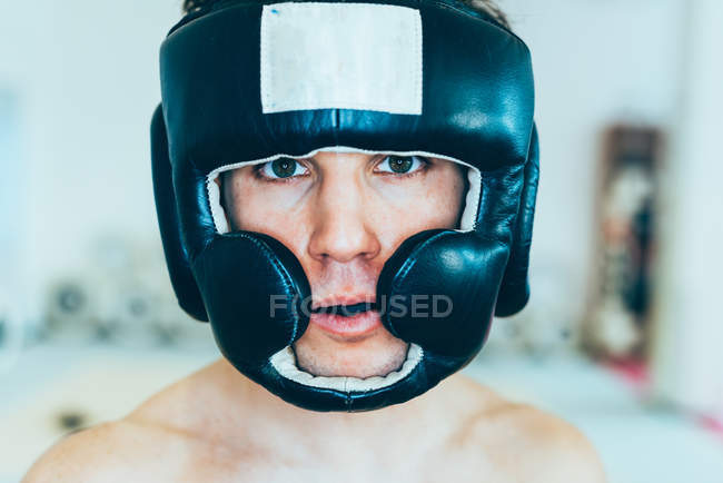 Retrato del hombre con protector de cabeza y mirando a la cámara - foto de stock