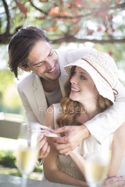 Couple se fiancer dans le restaurant de jardin — Photo de stock