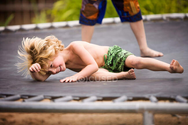 Chicos saltando en el trampolín al aire libre - foto de stock