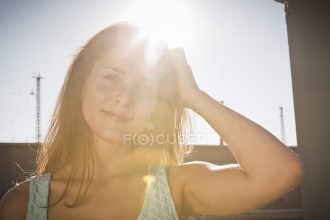 Портрет молодой женщины с рукой в волосах — стоковое фото