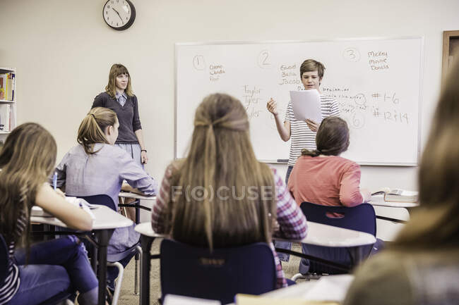 Adolescent garçon lecture à classe dans l 'école secondaire leçon — Photo de stock