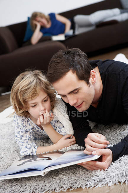 Отец и дочь читают — стоковое фото