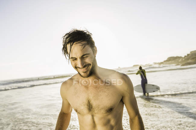 Barbusiger mittlerer erwachsener Mann am Strand, Kapstadt, Südafrika — Stockfoto