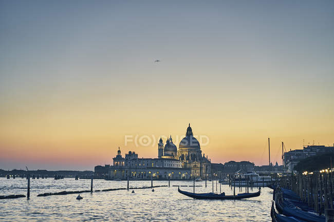 Gondola sagomata sulla laguna veneziana al tramonto, Venezia, Italia — Foto stock