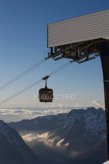 Ski gondole et vallée — Photo de stock
